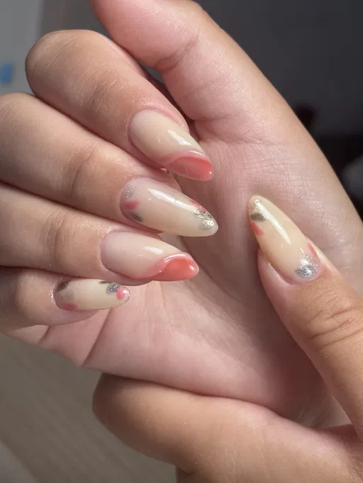 French manucure corail et paillettes