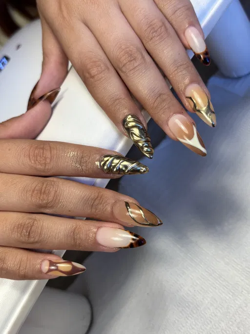 Ongles chrome dorés