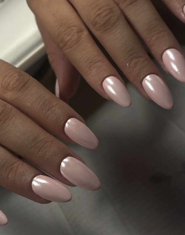 Gros plan de mains avec une manucure vernis nude brillant — Zarha Arte Tours